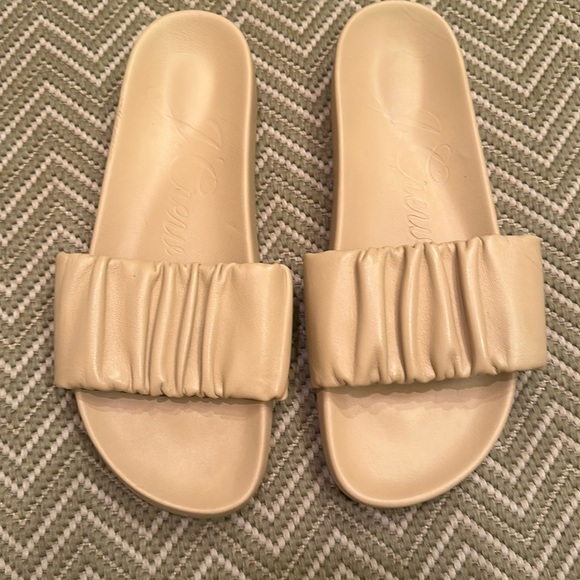 J Crew NOT Factory 9.5 EUC Sand / Tan Slides Leather with Synthetic Sole worn 1x - Picture 4 of 8